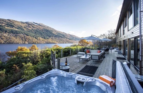 Arrochar Cottage | Hollybank House Sleeps 10 - sleeps 10 guests in 5 bedrooms