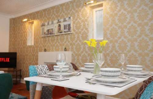 Cyncoed House | Hollybush House By N And N Stays Ltd, Perfect for Contractors and Workers, Large Private Driveway, Great Location and Fast Wifi