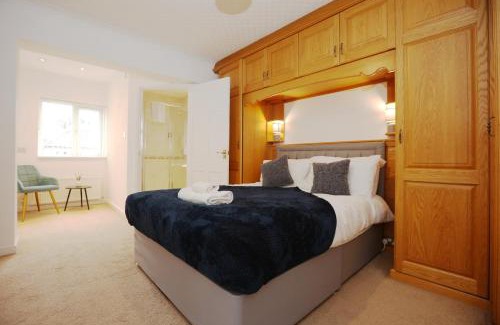 Cyncoed House | Hollybush House By N And N Stays Ltd, Perfect for Contractors and Workers, Large Private Driveway, Great Location and Fast Wifi