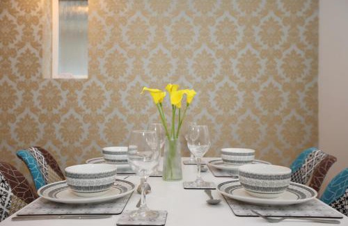 Cyncoed House | Hollybush House By N And N Stays Ltd, Perfect for Contractors and Workers, Large Private Driveway, Great Location and Fast Wifi