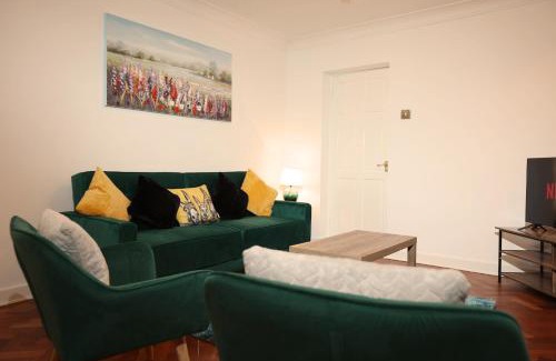 Cyncoed House | Hollybush House By N And N Stays Ltd, Perfect for Contractors and Workers, Large Private Driveway, Great Location and Fast Wifi