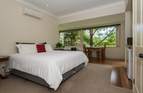 Macedon Bed & Breakfast | Hollyhock