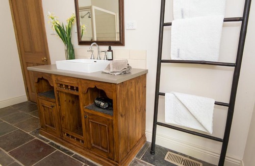 Macedon Bed & Breakfast | Hollyhock