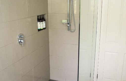 Macedon Bed & Breakfast | Hollyhock