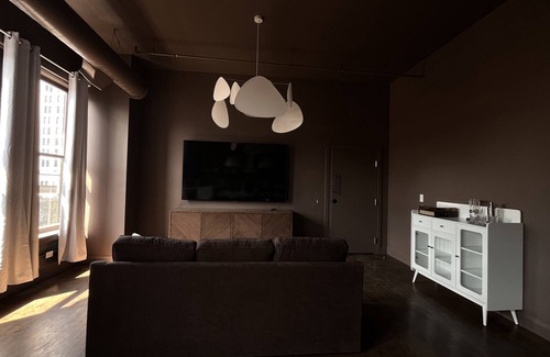 Downtown Louisville Apartment | Hollyhock Suite 501: 4 bed/2 bath with soaking tub
