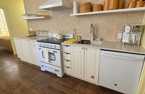 Downtown Louisville Apartment | Hollyhock Suite 513: 5 beds/2 bath