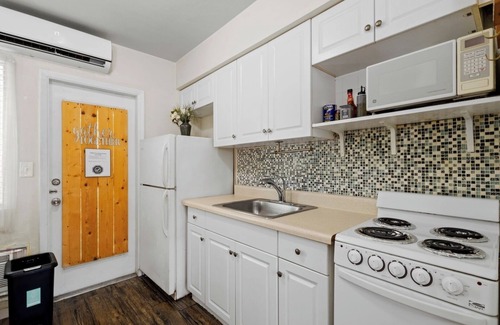 Downtown Hollywood Apartment | Hollywood 1BR Condo: Pets Allowed, BBQ & Parking