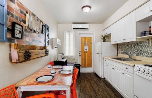 Downtown Hollywood Apartment | Hollywood 1BR Condo: Pets Allowed, BBQ & Parking