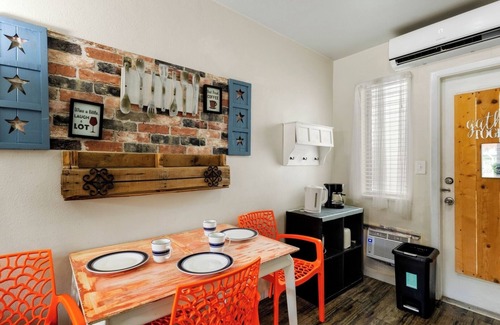 Downtown Hollywood Apartment | Hollywood 1BR Condo: Pets Allowed, BBQ & Parking