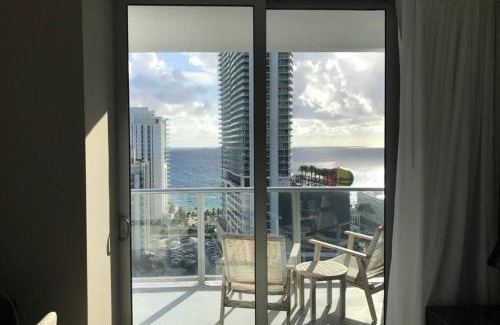 Hollywood South Central Beach Apartment | Hollywood Beach luxury condo-HBH