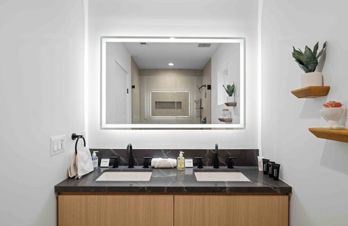 Carthay Circle House | Hollywood Haven:Tranquil Retreat w Smart Amenities