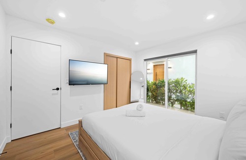 Carthay Circle House | Hollywood Haven:Tranquil Retreat w Smart Amenities