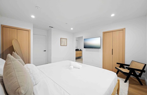 Carthay Circle House | Hollywood Haven:Tranquil Retreat w Smart Amenities