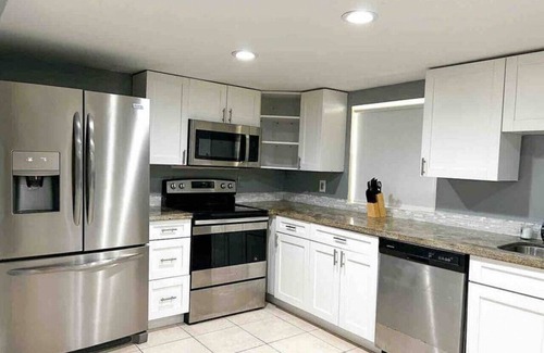 Driftwood Apartment | Hollywood Hideaway: Spacious 2BR + Private Parking