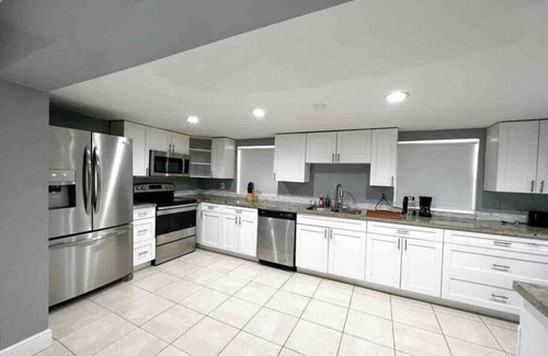 Driftwood Apartment | Hollywood Hideaway: Spacious 2BR + Private Parking