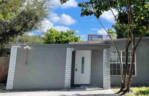 Driftwood Apartment | Hollywood Hideaway: Spacious 2BR + Private Parking