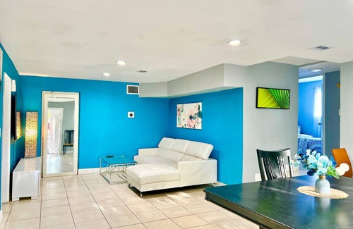 Driftwood Apartment | Hollywood Hideaway: Spacious 2BR + Private Parking