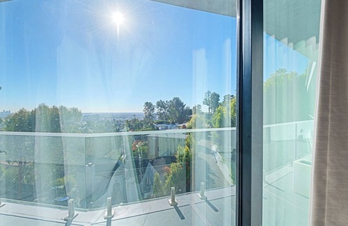 Hollywood Hills House | Hollywood Hills Mansion: 6000sqft, Rooftop Pool & DTLA Skyline Views!