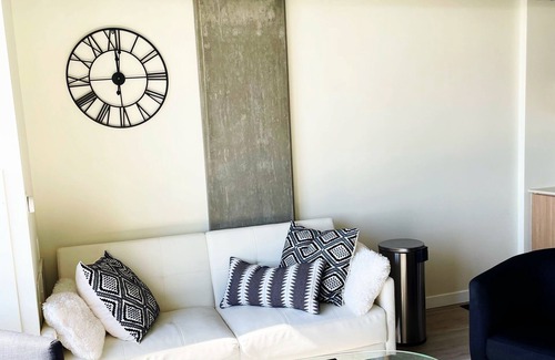 Glendale Apartment | Hollywood loft with city view