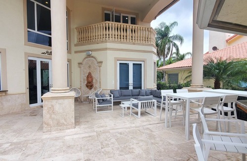 South Lake House | Hollywood Mansion on the water