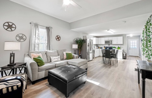 Covington House | Hollywood of the south 3bed 2bath, Short walk to the square