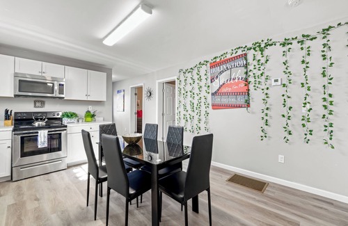 Covington House | Hollywood of the south 3bed 2bath, Short walk to the square