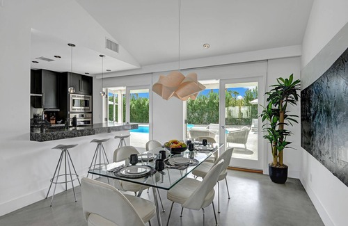 Palm Springs House | Hollywood Palms Estate- Ultra-Luxe, Pool, Spa, Firepit, Outdoor Kitchen & More