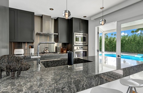 Palm Springs House | Hollywood Palms Estate- Ultra-Luxe, Pool, Spa, Firepit, Outdoor Kitchen & More