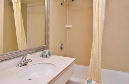 Hollywood Hotel | Hollywood Stay Perfect for Couples Seeking Local Attractions & Fun