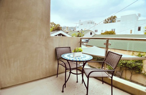 Hollywood Apartment | Hollywood top rated apartment with roof deck in prime location