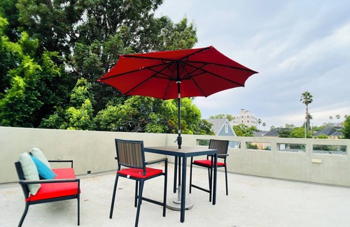 Hollywood Apartment | Hollywood top rated apartment with roof deck in prime location