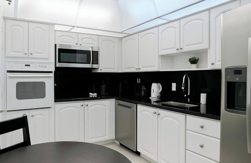 Hollywood South Central Beach Apartment | HOLLYWOOD V&3