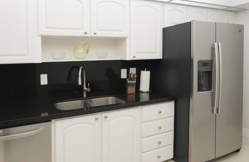 Hollywood South Central Beach Apartment | HOLLYWOOD V&3