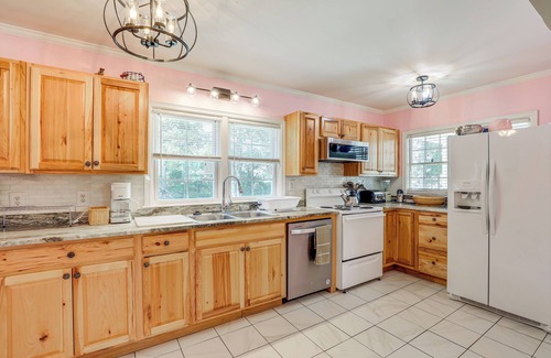 Conway House | Home 1 Mi to Dtwn Conway: Great for Beach Days!