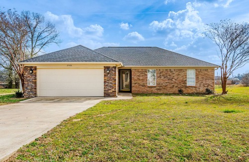Athens House | Home 3 bedroom sleeps 8 · Airport · I-65 · Toyota