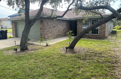 Flour Bluff House | Home- 3 Bedrooms 2 bathrooms +2car garage + Ev charger . Two blocks from water
