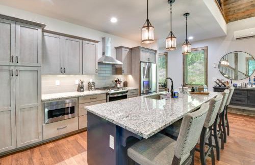 Glenville House | Home 6 Mi to Ski Sapphire Valley Bring Your Pups!