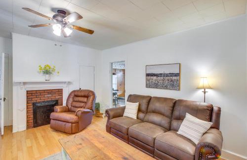 Cross Plains House | Home 9 Mi to Dtwn Springfield with Porch and Yard!