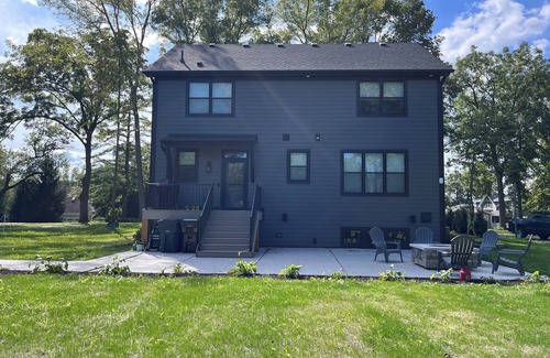 East Troy House | Home across the street from Lake Beulah in East Troy, WI. Boat rental available
