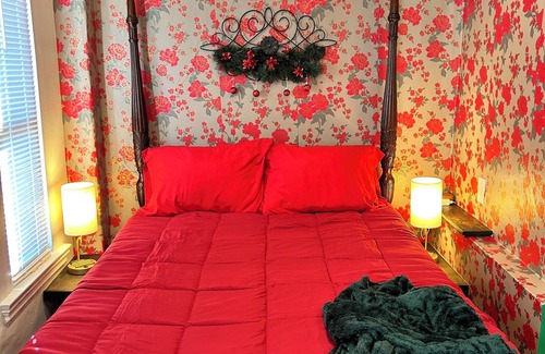 Roselawn Finance Apartment | Home Alone Suite - a themed getaway