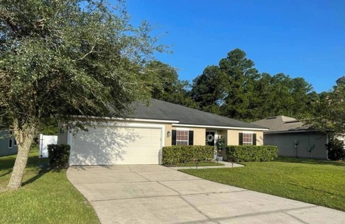Bulls Bay House | Home Away from Home Suburban Living minutes away Jacksonville Baldwin Rail Trail