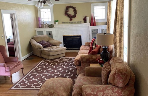 Blue Jay House | Home Away from Home 15 minutes Winterplace Near New River Gorge trails