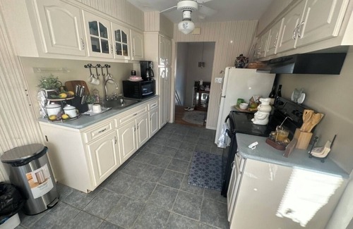 Hauppauge House | Home Away from Home – 3BR Retreat with Amenities