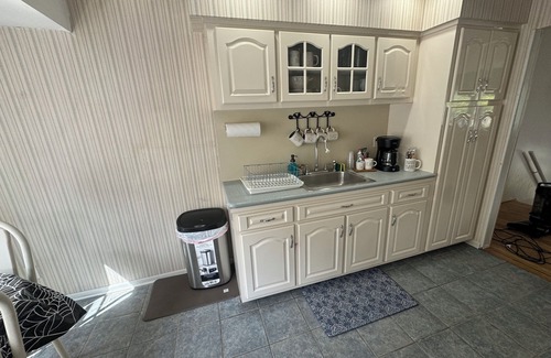 Hauppauge House | Home Away from Home – 3BR Retreat with Amenities