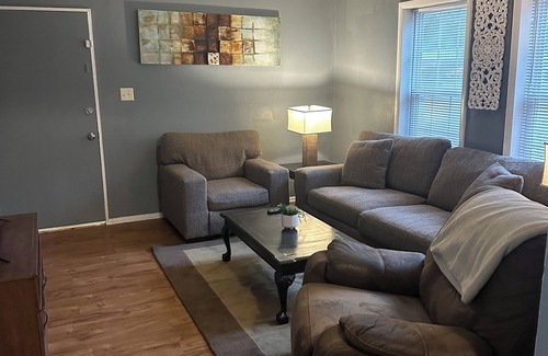Decatur House | Home Away From Home - Charming 3-bedroom house with AC and WiFi in Decatur