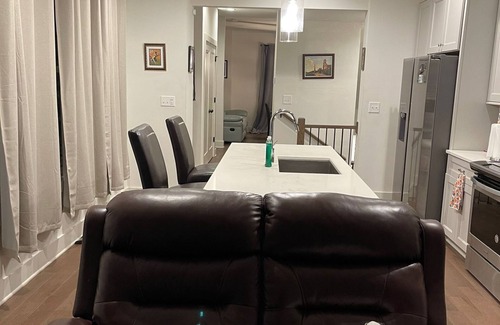 East Atlanta House | Home away from Home in the heart of E. Atlanta. Enjoy a comfortable & quiet stay