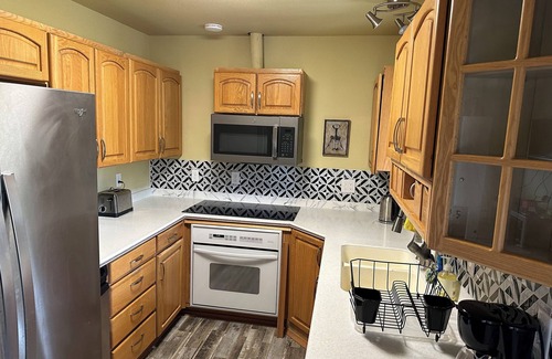 Taku - Campbell House | Home away from home near Airport with deck