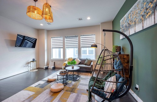 Riverside Terrace House | Home away from home- Rodeo, NRG, MD Anderson, Universities are minutes a way