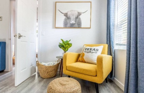 Hudson Bend Cottage | Home Away From Home-The Krow's Nest Cottage Close to Lake Travis, Pet-Friendly