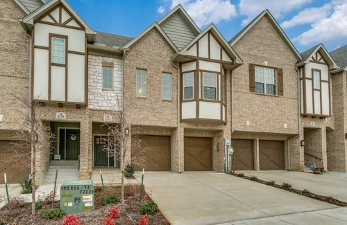 Lewisville House | Home away from home